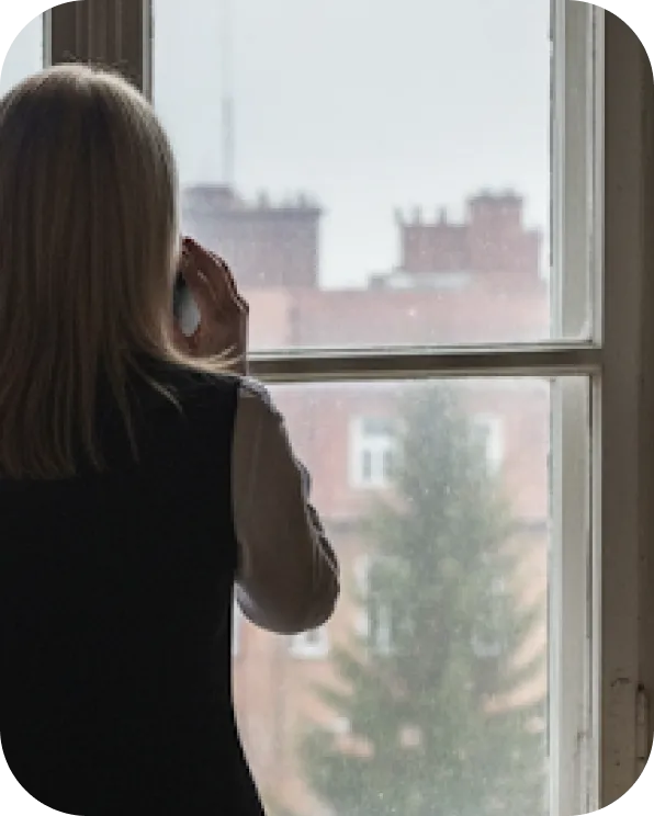Daniela Alexandra Lang telefoniert am Fenster ihrer Kanzlei